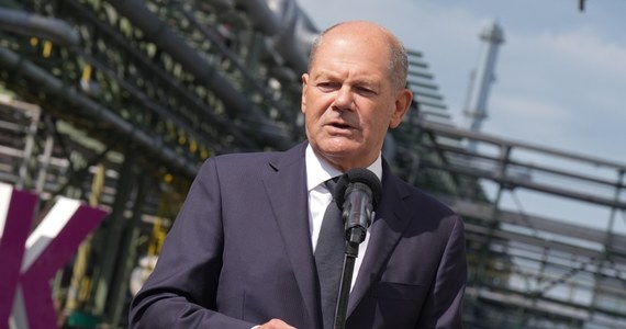 Kanclerz Niemiec Olaf Scholz chce utrzymać  kontrole istniejące na granicach z kilkoma sąsiednimi krajami "tak długo, jak to możliwe". "Okazały się one bardzo skuteczne" - powiedział Scholz w wywiadzie dla programu ZDF "heute journal".