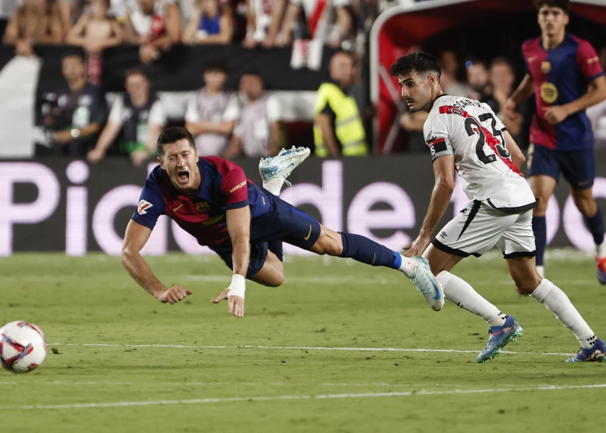 Piłkarze Barcelony wygrali na wyjeździe z Rayo Vallecano 2:1 w meczu 3. kolejki ekstraklasy Hiszpanii. Zespół Hansi Flicka został liderem. Robert Lewandowski po raz pierwszy w sezonie nie zdobył gola, sędzia nie uznał jego trafienia.
