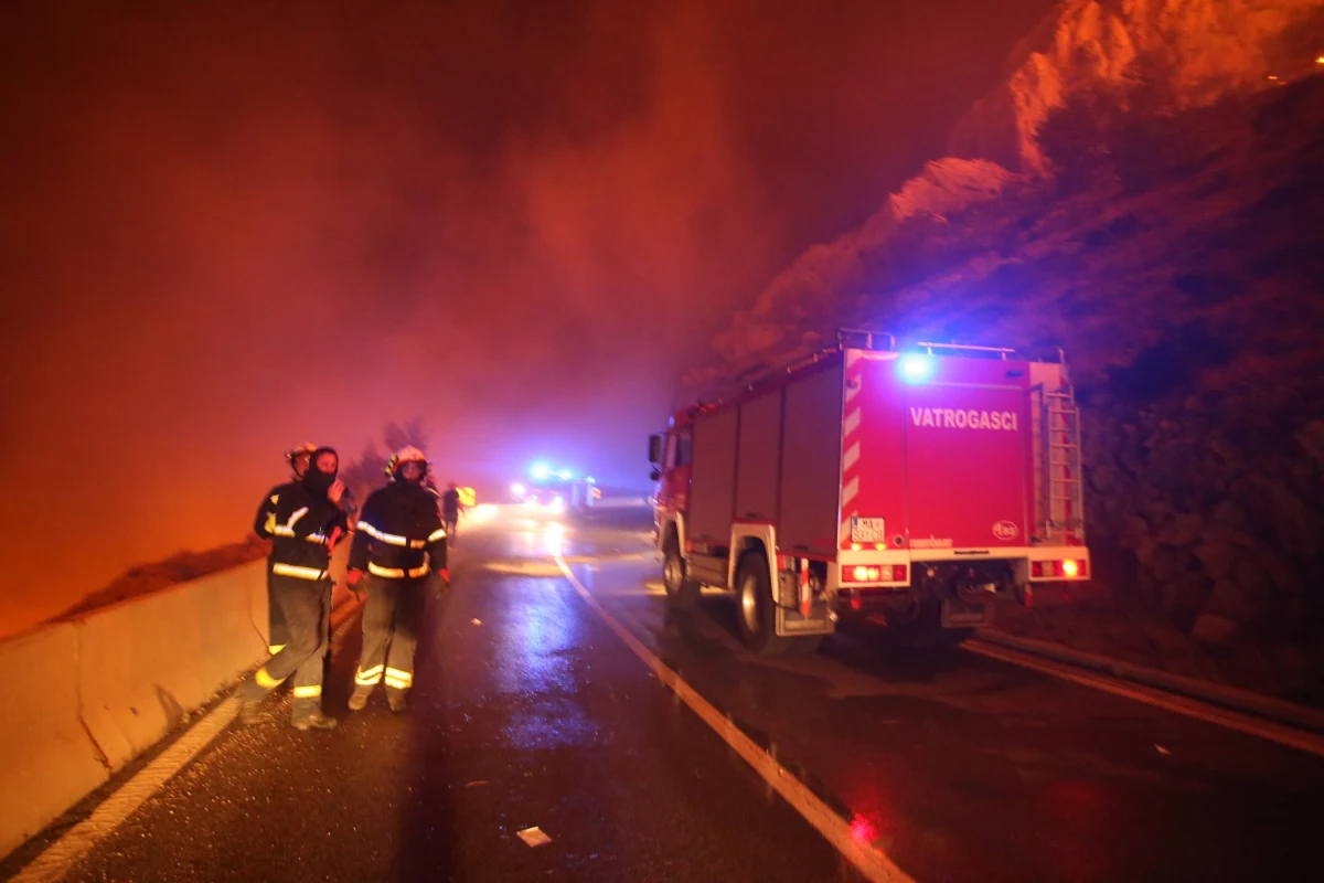 Chorwacja walczy z ogniem. Pożar w okolicy Splitu na południu kraju dosięgnął zabudowań. "W obawie przed ogniem turyści zaczęli uciekać z wynajmowanych apartamentów" - poinformowały w nocy z wtorku na środę chorwackie media.