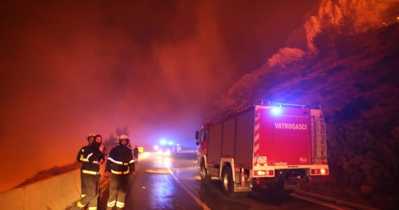 Chorwacja walczy z ogniem. Pożar w okolicy Splitu na południu kraju dosięgnął zabudowań. "W obawie przed ogniem turyści zaczęli uciekać z wynajmowanych apartamentów" - poinformowały w nocy z wtorku na środę chorwackie media.