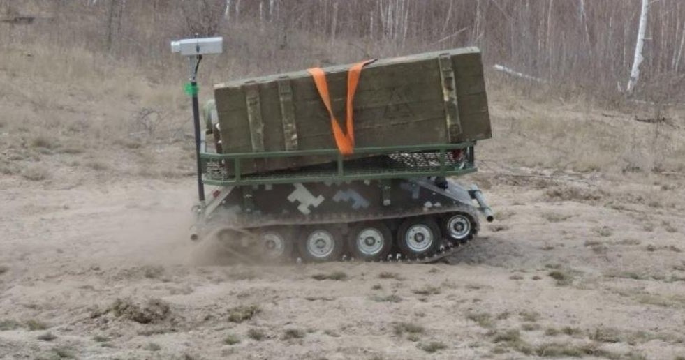 Ministerstwo Obrony Ukrainy zezwoliło na krajową produkcję i użytkowanie uniwersalnego bezzałogowego robota transportowego BoarTAC. To konstrukcja zbudowana w oparciu o doświadczenia ukraińskich żołnierzy i uwzględniająca ich potrzeby na froncie. 