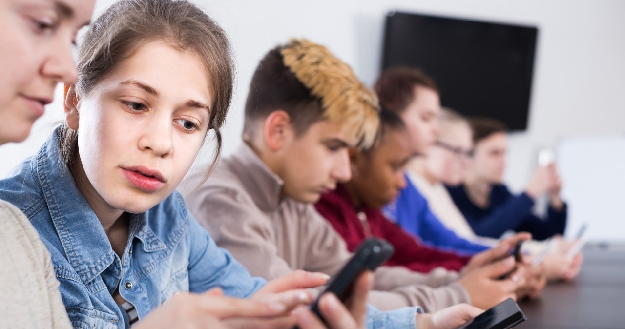 Zmiany w szkołach już niedługo. Rząd zakaże uczniom telefonów?