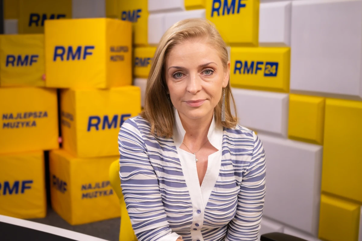 "Nie będzie wstrzymania rozporządzenia w sprawie katechezy po jego zaskarżeniu przez pierwszą prezes Sądu Najwyższego. Te przepisy, które już zostały wprowadzone, będą funkcjonowały, czyli umożliwiamy łączenie klas. Chodzi o te klasy, w których na udział w lekcjach religii decyduje się mniej niż 7 uczniów. Można wtedy połączyć oddziały" - powiedziała w Porannej rozmowie w RMF FM wiceminister edukacji Joanna Mucha z Polski 2050, komentując zmiany dotyczące lekcji religii. "Trybunał w moim przekonaniu się skompromitował wielokrotnie i nie powinniśmy brać jego głosu pod uwagę" - dodała. 