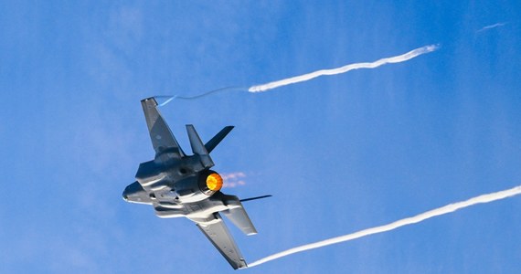 F-35 to pierwszy w polskim lotnictwie samolot wielozadaniowy zaprojektowany tak, by był trudno wykrywalny przez przeciwnika. W 2020 roku Polska zamówiła 32 takie maszyny. Pierwsza z nich w środę wyjedzie z fabryki w Teksasie, a dostarczona zostanie na przełomie 2025 i 2026 roku. 