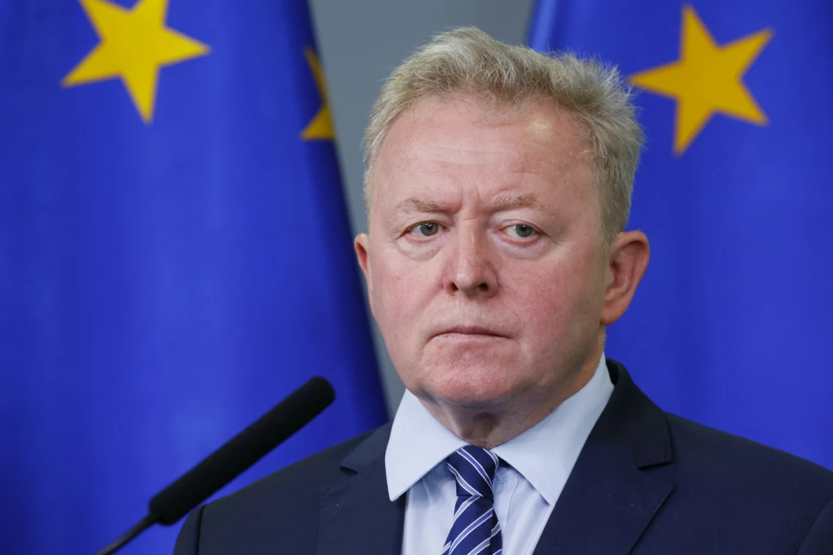 "Nie muszę konsultować propozycji politycznej. To moja autorska propozycja. Chcę pozostawiać dziedzictwo mojej kadencji" - w ten sposób polski komisarz ds. rolnictwa broni swojej propozycji minimalnej ochrony rolników i odpiera krytykę Komisji Europejskiej. Rzecznik KE Olof Gill przekazał dziennikarce RMF FM Katarzynie Szymańskiej-Borginon, że dokument został przygotowany przez Wojciechowskiego "w charakterze prywatnym" i że "żadne służby KE nie były zaangażowane w jego przygotowanie".