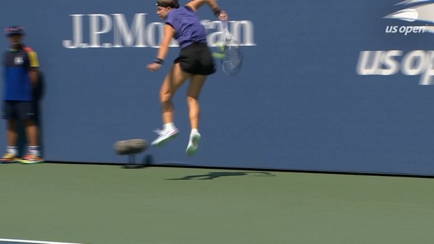 Oczy kibiców tenisa skierowane są teraz na US Open. W meczach nie brakuje imponujących wymian, które szybko stają się hitem Internetu. Do jednych z takich akcji należało zagranie Karoliny Muchovej. 