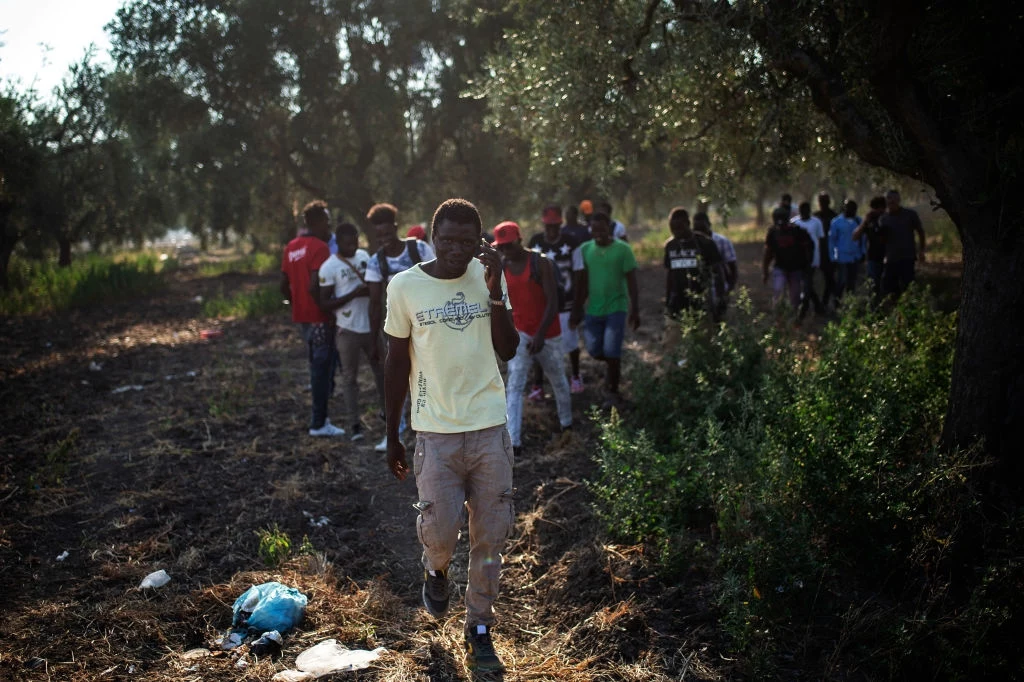 Migranci w miejscowości Rignano Garganico w trakcie marszu milczenia z powodu śmierci kolegów w wypadku samochodowym w Foggii