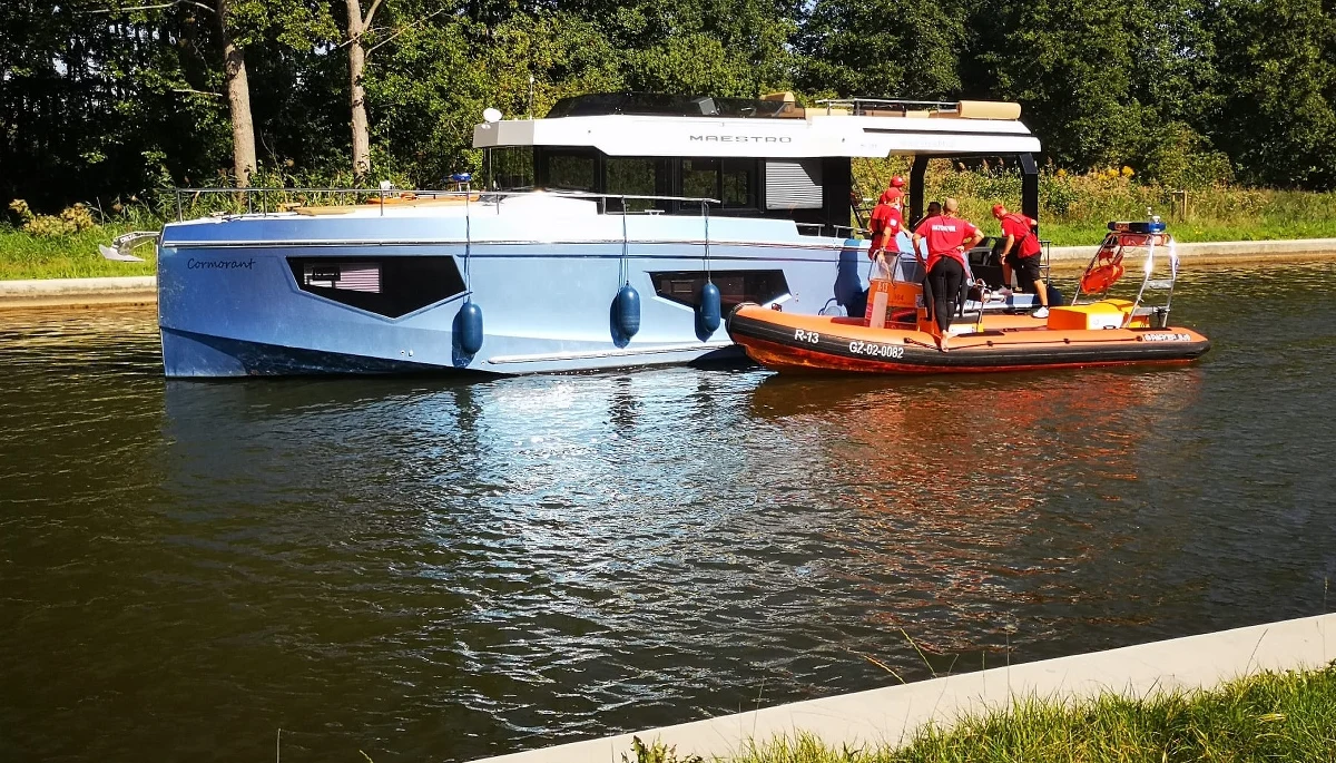 Tragedia na Kanale Grunwaldzkim w pobliżu miejscowości Zielony Lasek w powiecie giżyckim na Mazurach. W wodzie znaleziono zatopione auto z ciałem jednej osoby w środku.