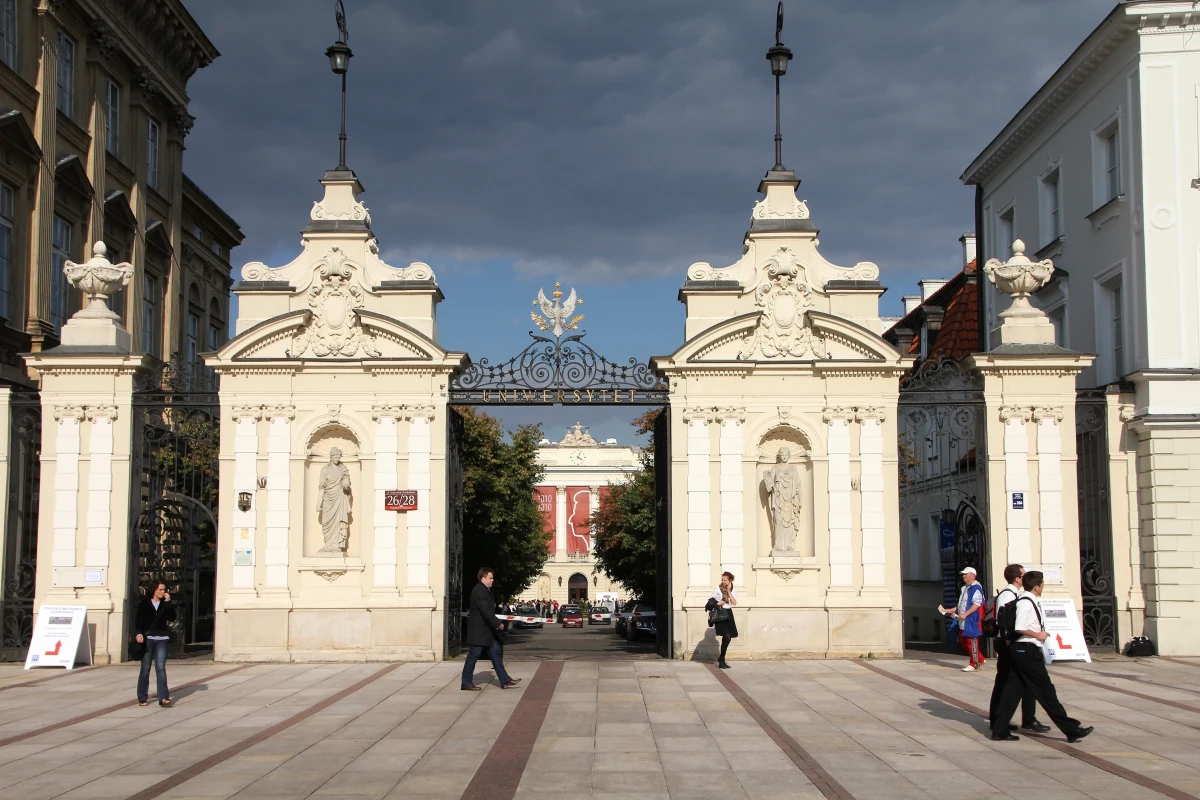 Zatrzymani w Nigerii studenci Uniwersytetu Warszawskiego i ich wykładowczymi zostali uwolnieni i przebywają w Kano - podało w środę przed południem MSZ. Cała siódemka została zatrzymana na początku sierpnia w trakcie antyrządowych demonstracji, które odbywały się w stanie Kano na północy kraju.