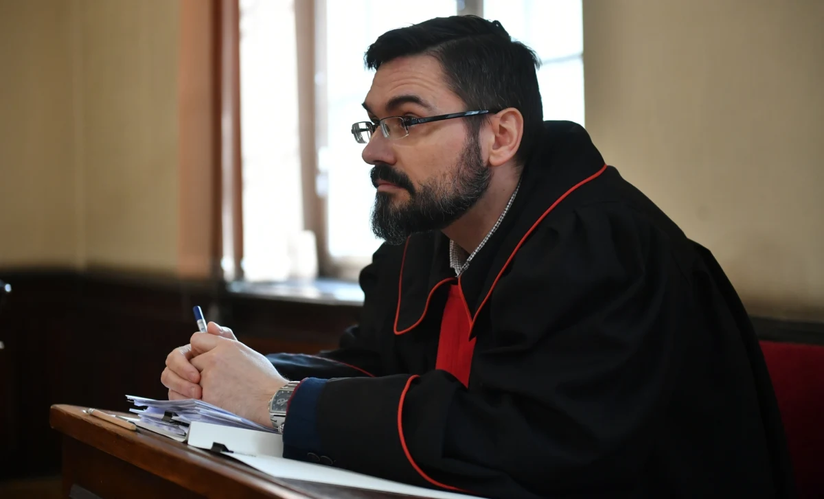 Michał Kroplewski - prokurator prowadzący kontrowersyjne śledztwa ws. lidera zespołu Behemoth Adama "Nergala" Darskiego oraz ws. byłego prezesa Lotosu Pawła Olechnowicza - został przeniesiony do prokuratury niższego szczebla. Jak dowiedział się reporter RMF FM, szef gdańskiej Prokuratury Regionalnej odwołał delegację tego prokuratora.