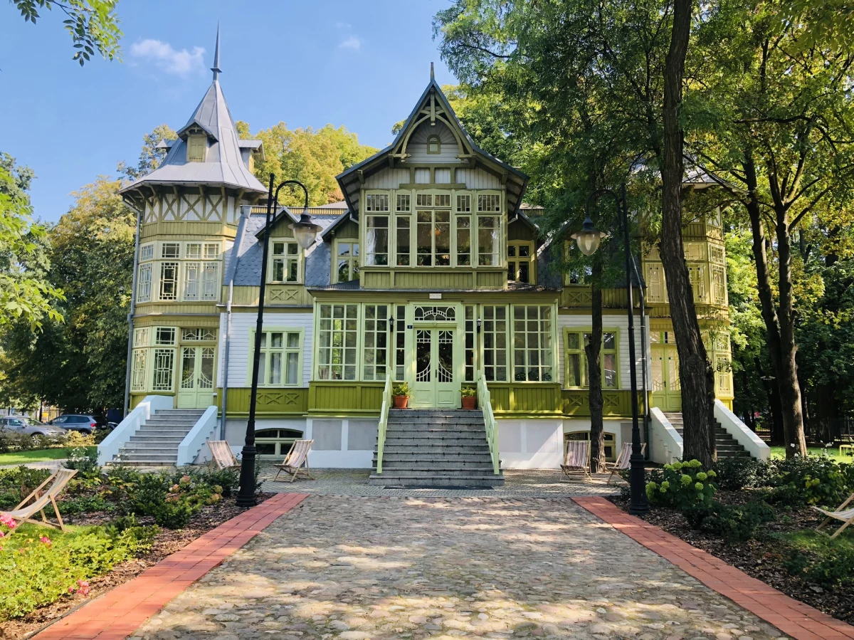 Jak 100 lat temu spędzano czas na letnisku? Jakie rozrywki towarzyszyły letnikom podczas wypoczynku? W Centralnym Muzeum Włókiennictwa w Łodzi otwiera się nowa wystawa stała pt. "Ostatnie lato", która opowie o odpoczynku i czasie wolnym w latach 30. XX wieku. Oprócz oglądania obiektów związanych z wypoczynkiem, można będzie ich używać do... wypoczywania.