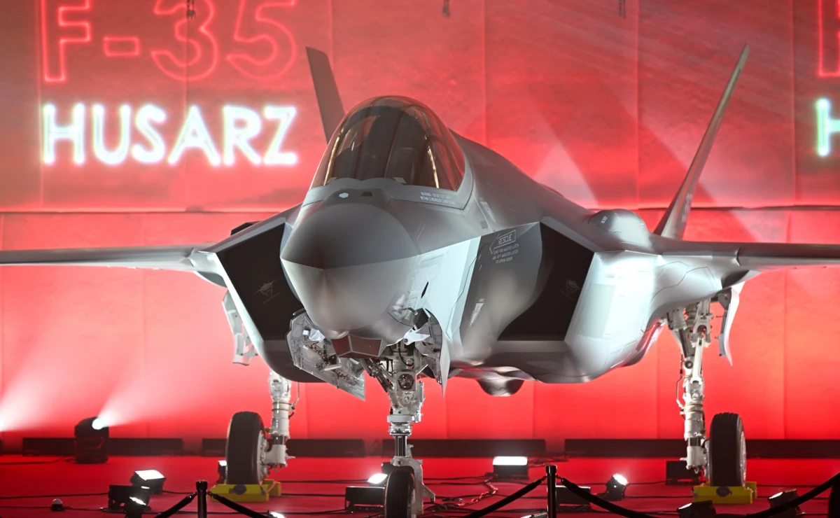 Stało się - amerykański koncern zbrojeniowy Lockheed Martin odsłonił pierwszy myśliwiec piątej generacji dla Polski, F-35 Lightning II "Husarz". Nasz kraj zamówił 32 takie maszyny - pierwsza z nich w środę wyjechała z fabryki w Teksasie, a dostarczona zostanie na przełomie 2025 i 2026 roku.