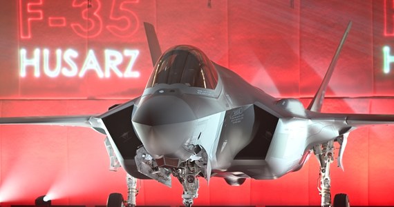 Stało się - amerykański koncern zbrojeniowy Lockheed Martin odsłonił pierwszy myśliwiec piątej generacji dla Polski, F-35 Lightning II "Husarz". Nasz kraj zamówił 32 takie maszyny - pierwsza z nich w środę wyjechała z fabryki w Teksasie, a dostarczona zostanie na przełomie 2025 i 2026 roku.