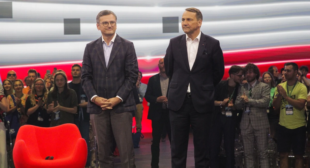 "Nie obawiajcie się reakcji Rosji, my się nie boimy i pomagajcie nam, to wygramy w tej wojnie" - mówił w środę szef ukraińskiej dyplomacji Dmytro Kułeba. "Mogę poradzić USA, co może zachęcić Władimira Putina do zakończenia wojny: pomóżcie nam przekonać europejskich sojuszników do konfiskaty aktywów od agresora i przekazanie ich ofiarom agresji" - wtórował Kułebie na Campusie Polska Przyszłości szef MSZ Radosław Sikorski. Obaj dyplomaci wymieniali uwagi w trakcie panelu poświęconemu m.in. wojnie w Ukrainie.