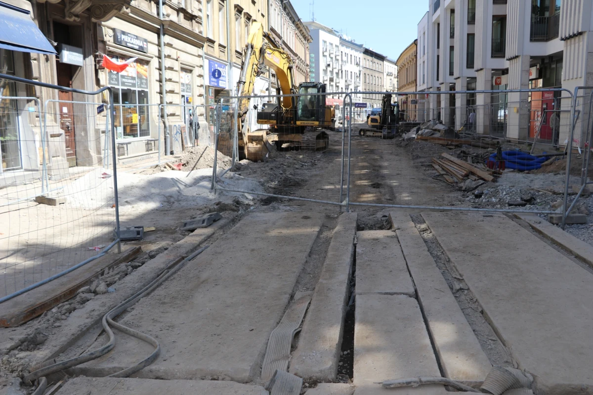 Władze Krakowa zastanawiają się nad pomocą przedsiębiorcom, którzy tracą klientów z powodu remontów ulic. Rozważane jest między innymi wsparcie finansowe w formie tzw. "bonu remontowego". 