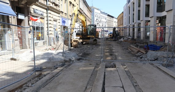 Władze Krakowa zastanawiają się nad pomocą przedsiębiorcom, którzy tracą klientów z powodu remontów ulic. Rozważane jest między innymi wsparcie finansowe w formie tzw. "bonu remontowego". 