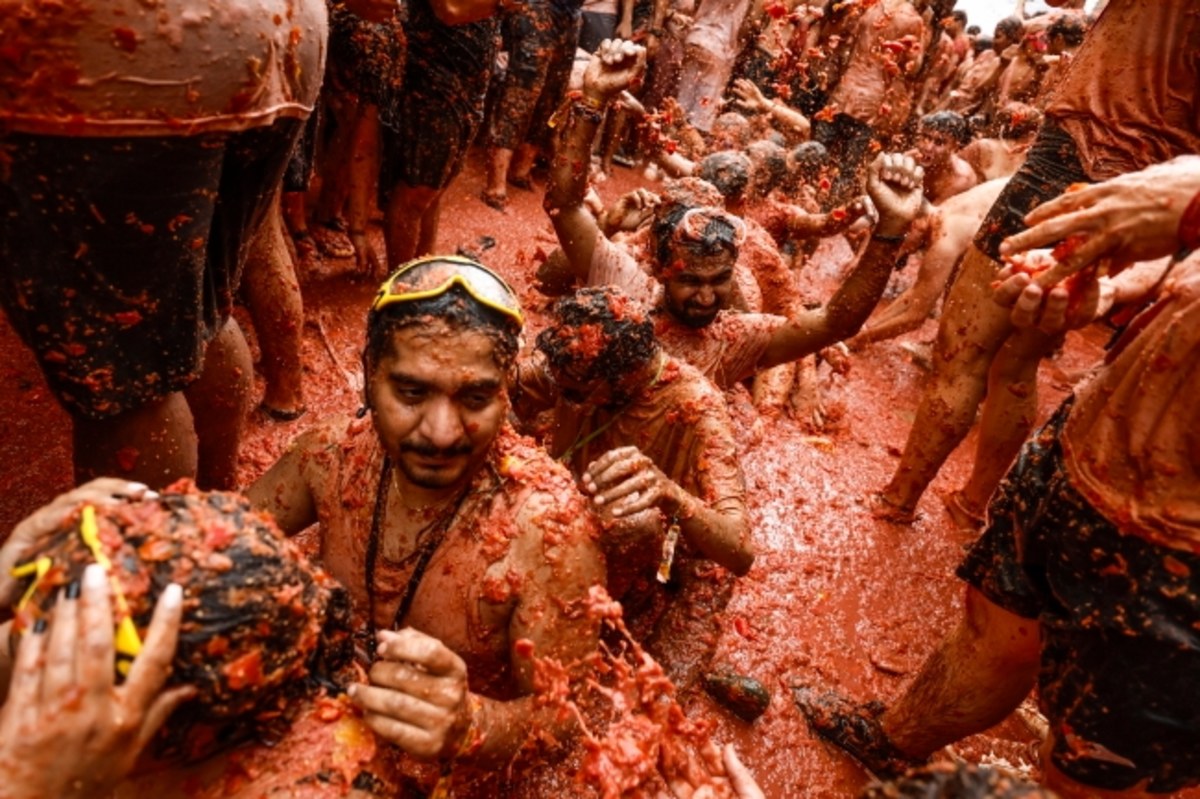 W mieście Bunol na wschodzie Hiszpanii odbyła się w środę tradycyjna Tomatina, czyli bitwa na pomidory. W tym roku za amunicję posłużyło 120 ton warzyw przywiezionych na siedmiu ciężarówkach.

