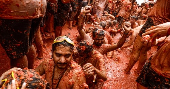 W mieście Bunol na wschodzie Hiszpanii odbyła się w środę tradycyjna Tomatina, czyli bitwa na pomidory. W tym roku za amunicję posłużyło 120 ton warzyw przywiezionych na siedmiu ciężarówkach.
