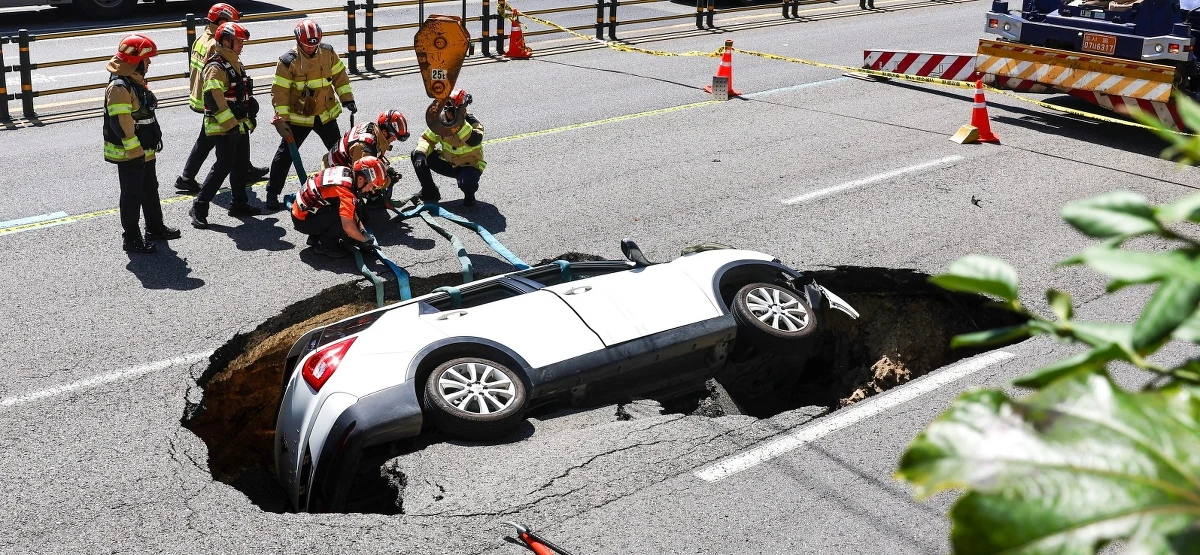 Dwie osoby zostały ranne w nietypowym wypadku w Seulu. Auto osobowe wpadło tam do zapadliska, które powstało na środku drogi w zachodniej części miasta. 