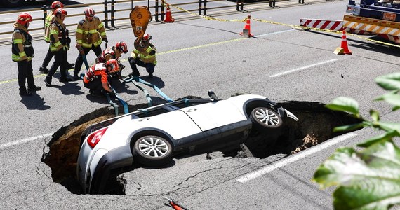 Dwie osoby zostały ranne w nietypowym wypadku w Seulu. Auto osobowe wpadło tam do zapadliska, które powstało na środku drogi w zachodniej części miasta. 