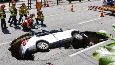 Auto wpadło do zapadliska na środku drogi. Dwie osoby zostały ranne