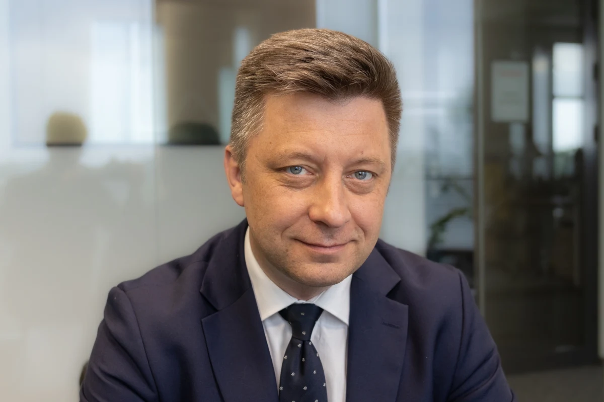 Jest kolejny wniosek o uchylenie immunitetu Michałowi Dworczykowi - byłemu szefowi kancelarii premiera Mateusza Morawieckiego. Dotyczy afery mailowej. Prokuratura skierowała go tym razem do Parlamentu Europejskiego, bo polityk PiS objął mandat europosła. "Traktuję to jako kolejny atak polityczny" - stwierdził w rozmowie z reporterem RMF FM Michał Dworczyk. 