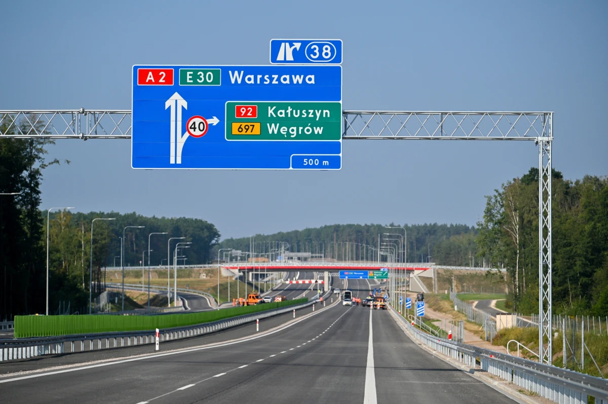 Koniec z zatorami tworzącymi się w Kałuszynie na Mazowszu. Generalna Dyrekcja Dróg Krajowych i Autostrad udostępniła kierowcom liczący 8,5 km odcinek autostrady A2, od końca obwodnicy Mińska Mazowieckiego do węzła Groszki. To istotny element dłuższego ciągu autostrady A2, która docelowo będzie miała ok. 620 km długości.