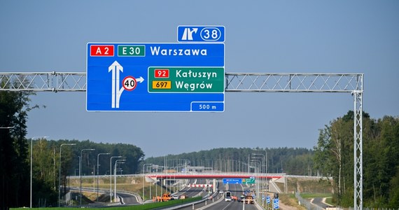 Koniec z zatorami tworzącymi się w Kałuszynie na Mazowszu. Generalna Dyrekcja Dróg Krajowych i Autostrad udostępniła kierowcom liczący 8,5 km odcinek autostrady A2, od końca obwodnicy Mińska Mazowieckiego do węzła Groszki. To istotny element dłuższego ciągu autostrady A2, która docelowo będzie miała ok. 620 km długości.