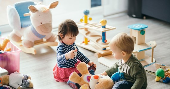 W Rzeszowie od października miejskie żłobki będą bezpłatne. Rodzice zapłacą jedynie za wyżywienie dziecka. "Ma to związek z wchodzącym w życie programem Aktywny Rodzic, ale konieczny jest wniosek do Zakładu Ubezpieczeń Społecznych" – poinformowali urzędnicy w czwartek.
