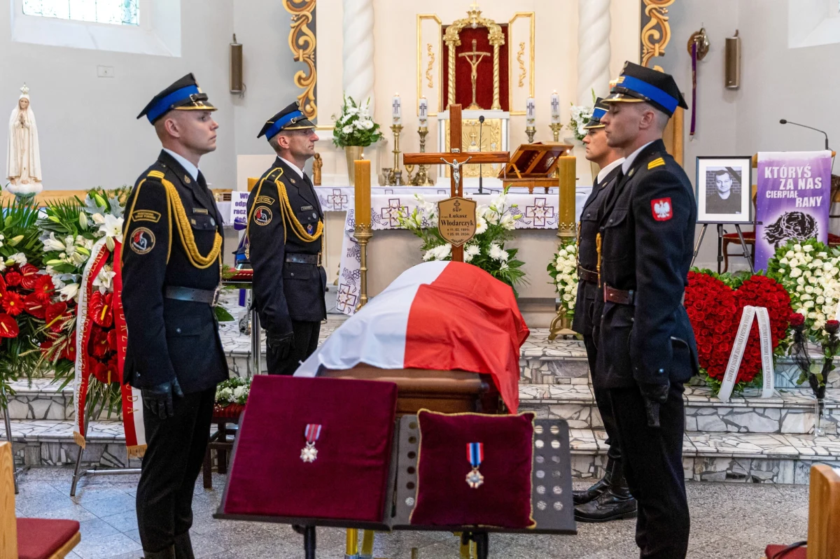 W wielkopolskiej Tuchorzy odbyła się ceremonia pogrzebowa st. ogn. Łukasza Włodarczyka. 33-letni strażak zmarł tragicznie podczas działań związanych z wybuchem i pożarem przy ul. Kraszewskiego w Poznaniu. Służył 11 lat. Od początku był związany z Jednostką Ratowniczo-Gaśniczą numer 2 w Poznaniu. W piątek odbędzie się pogrzeb drugiego zmarłego strażaka, st. ogn. Patryka Michalskiego.