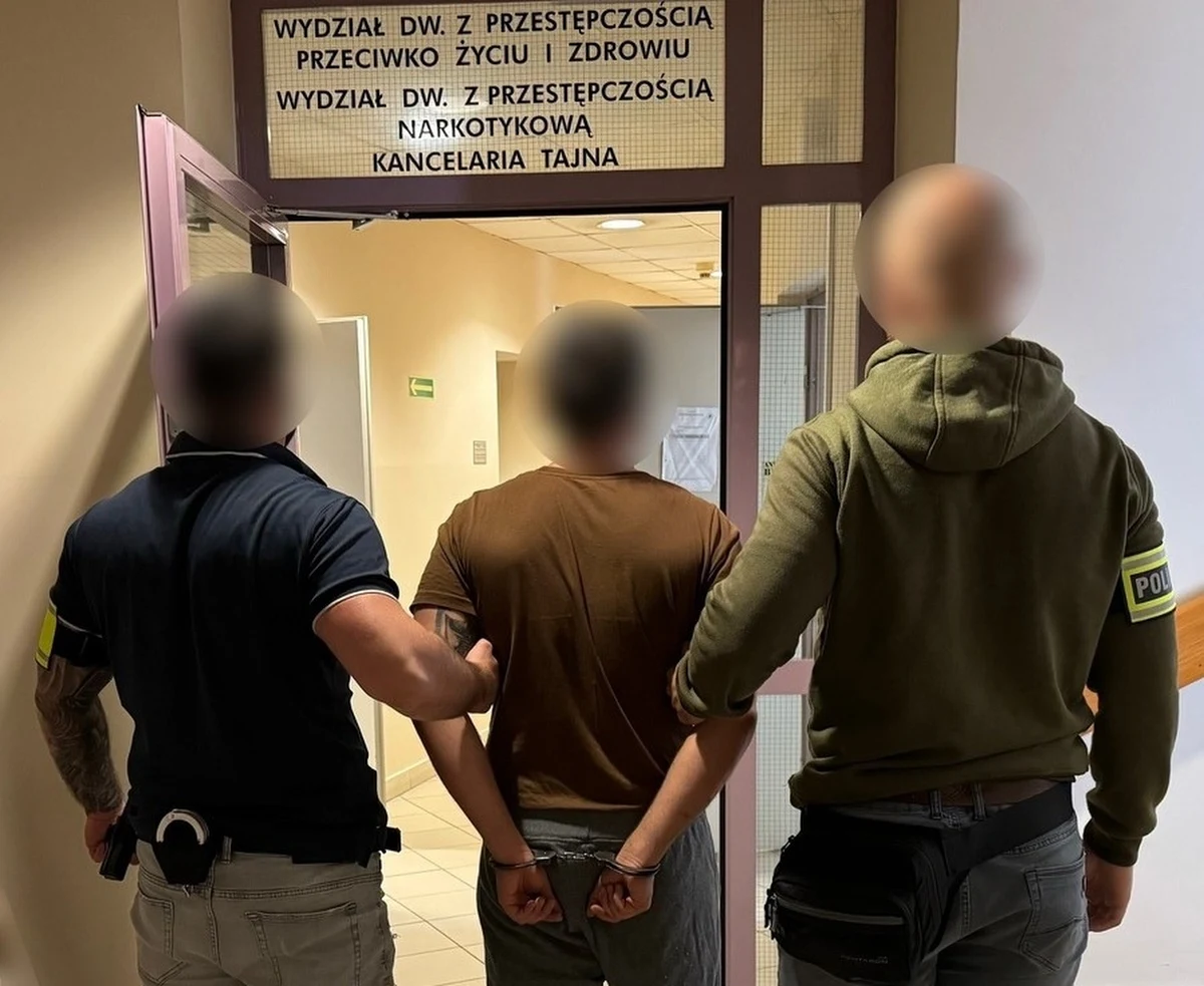 21 kg różnych narkotyków o czarnorynkowej wartości przekraczającej 1,35 mln zł znaleźli krakowscy policjanci u 30-letniego dilera. Postawiono mu zarzuty posiadania i wprowadzania do obrotu znacznej ilości narkotyków. Został tymczasowo aresztowany na trzy miesiące.