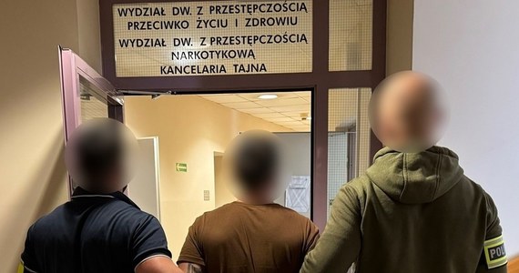 21 kg różnych narkotyków o czarnorynkowej wartości przekraczającej 1,35 mln zł znaleźli krakowscy policjanci u 30-letniego dilera. Postawiono mu zarzuty posiadania i wprowadzania do obrotu znacznej ilości narkotyków. Został tymczasowo aresztowany na trzy miesiące.