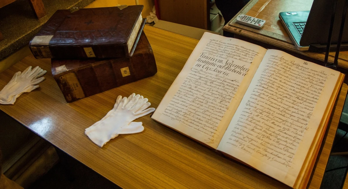 Śledczy podsumowali pierwszy etap postępowania w sprawie kradzieży 78 starodruków z Biblioteki Uniwersytetu Warszawskiego. Wartość skradzionych woluminów ustalono na 3 miliony 825 tysięcy złotych. Trzech członków międzynarodowej grupy przestępczej usłyszało zarzuty kradzieży starodruków.