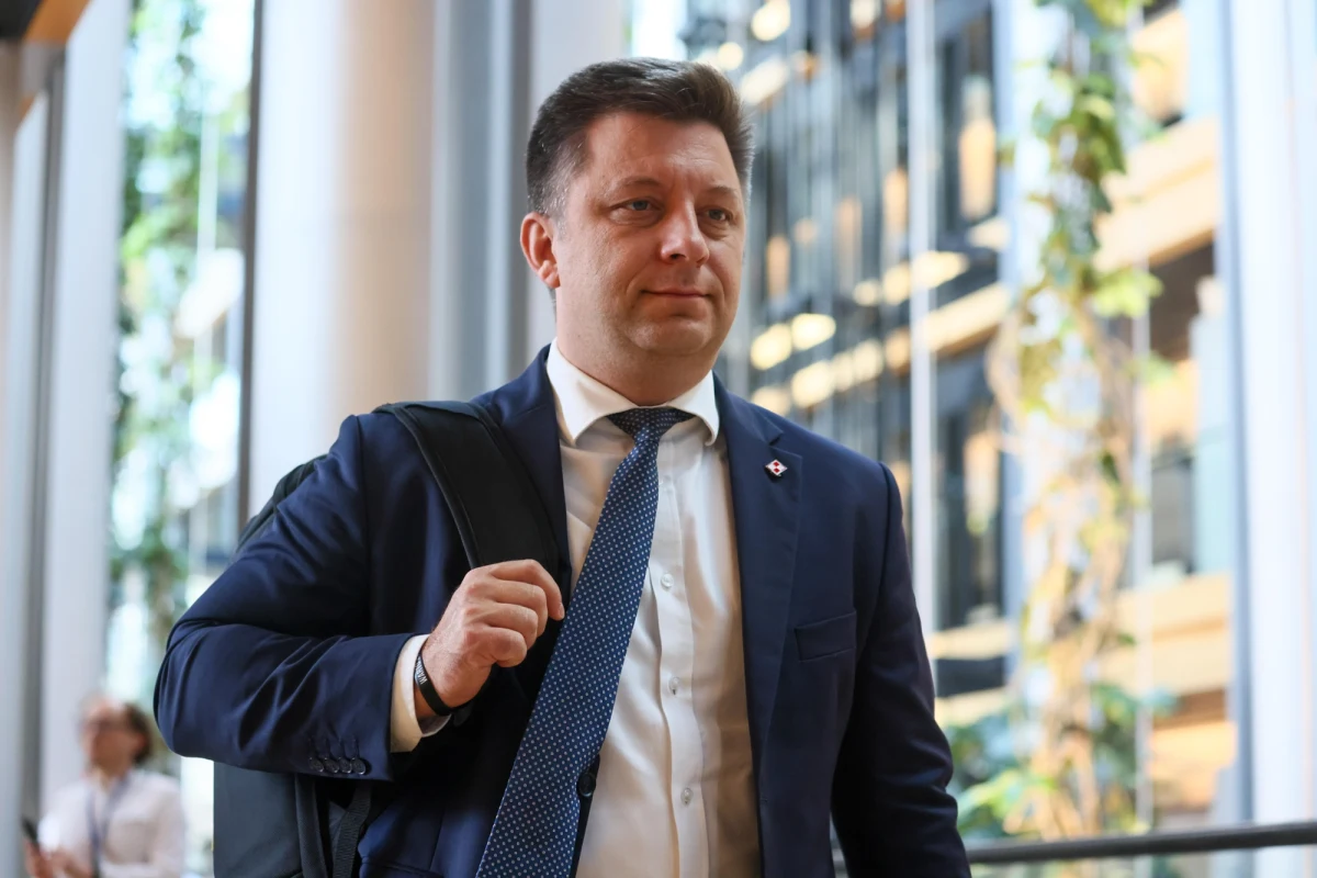 Prokuratura skierowała do europarlamentu wniosek o uchylenie immunitetu Michałowi Dworczykowi. Ma on związek z aferą mailową. Brukselska korespondentka RMF FM Katarzyna Szymańska-Borginon sprawdziła, jak wyglądają procedury i kiedy europoseł Prawa i Sprawiedliwości może stracić immunitet. Jak ustaliła, głosowanie w tej sprawie odbędzie się prawdopodobnie w listopadzie lub w grudniu. 