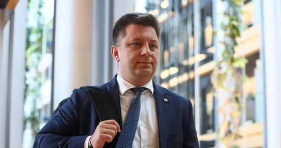 Prokuratura skierowała do europarlamentu wniosek o uchylenie immunitetu Michałowi Dworczykowi. Ma on związek z aferą mailową. Brukselska korespondentka RMF FM Katarzyna Szymańska-Borginon sprawdziła, jak wyglądają procedury i kiedy europoseł Prawa i Sprawiedliwości może stracić immunitet. Jak ustaliła, głosowanie w tej sprawie odbędzie się prawdopodobnie w listopadzie lub w grudniu. 