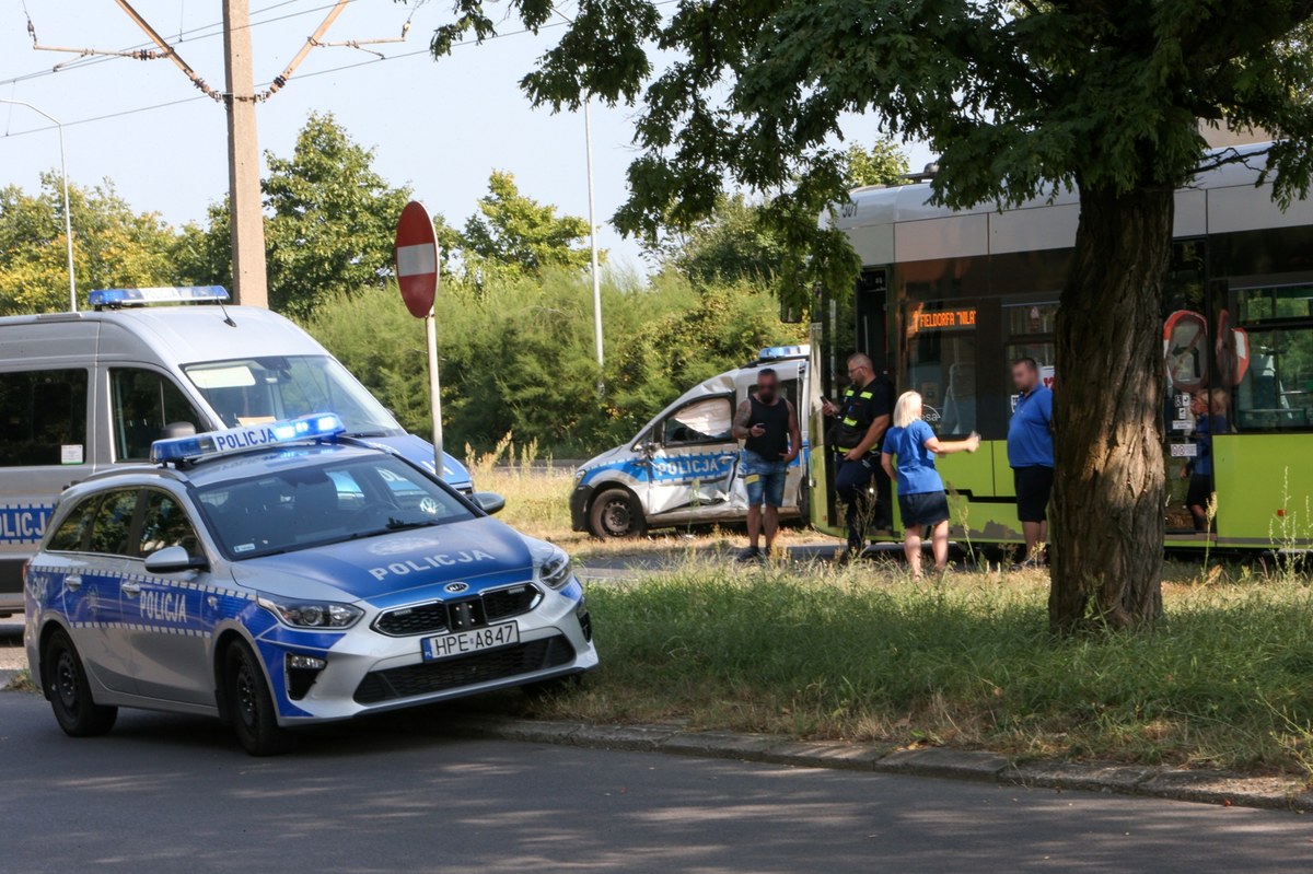 W czwartek na al. 11 Listopada w Gorzowie Wlkp. tramwaj zderzył się z policyjnym radiowozem. Dwoje funkcjonariuszy zostało poszkodowanych i trafiło na szczegółowe badania do szpitala. Nikomu innemu nic się nie stało.