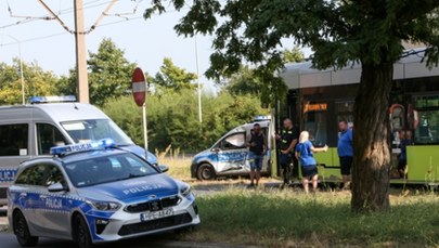 Policyjny radiowóz wjechał wprost pod tramwaj. Dwoje funkcjonariuszy rannych 