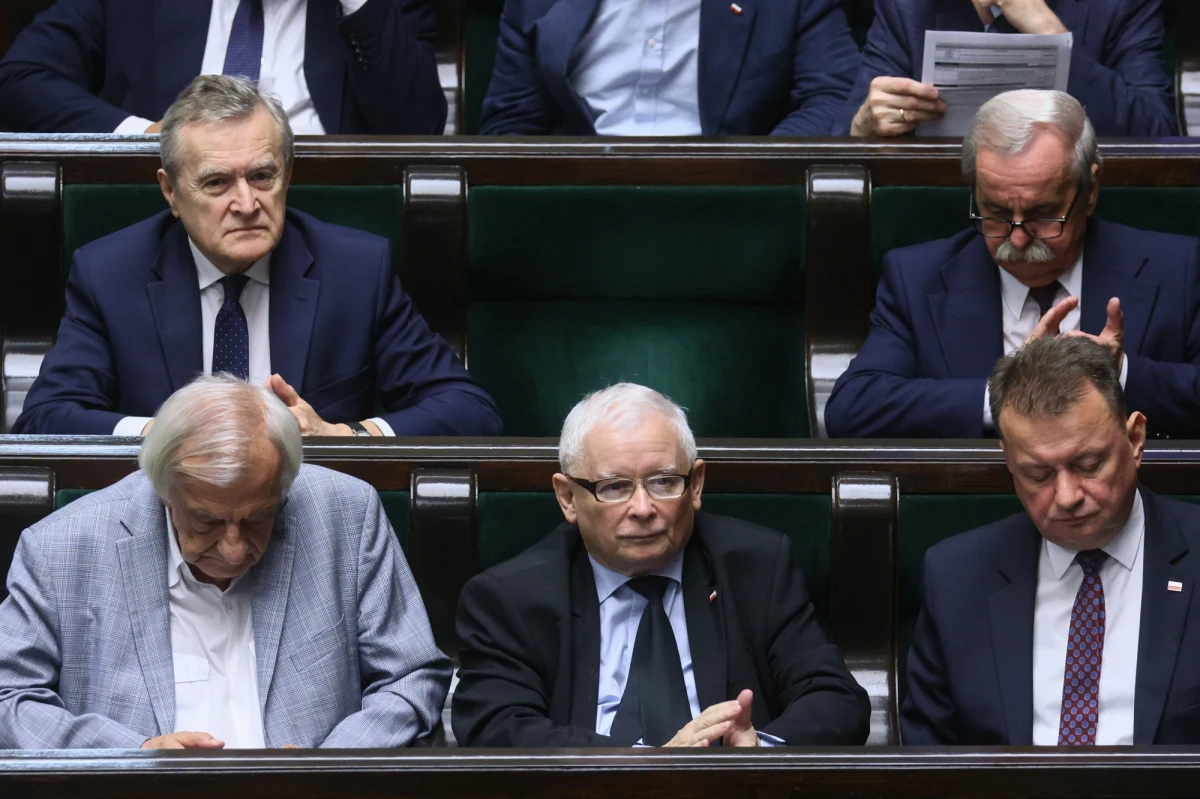 Państwowa Komisja Wyborcza odrzuciła w czwartek sprawozdanie finansowe komitetu PiS z wyborów parlamentarnych 2023 r. - poinformował szef PKW Sylwester Marciniak. Do sprawy odnieśli się politycy zarówno obozu rządzącego, jak i opozycji. "PiS traci kasę, a państwo zaczyna działać wg najwyższych standardów" - napisał wicepremier Krzysztof Gawkowski. "Decyzja PKW (...) wpisuje się w rozgrywkę polityczną obecnej władzy, której celem jest zemsta i marginalizacja opozycji" - skomentował z kolei były premier Mateusz Morawiecki. 