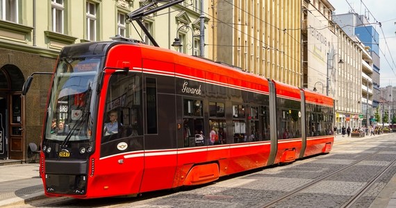 Pasażerów komunikacji czekają kolejne zmiany. Od dziś tramwaje w rejonie rynku w Katowicach pojadą inaczej. Wszystko z powodu rozpoczynającego się drugiego etapu przebudowy torowiska.