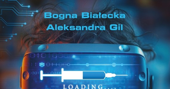 Często, zbyt często sięgam do smartfona. Bez przerwy włączam tego szpiega. Podczytuję, a nie czytam tak naprawdę. Zaglądam, a nie oglądam do końca. Podsłuchuję, sam będąc podsłuchiwany, podglądany, odczytywany, interpretowany przez algorytmy, wszechobecne anonimowe internetowe analizatory. Bez przerwy klikam, szukając sam nie wiem czego: niesprecyzowanych newsów, nowości, nowinek. Wiem jednak, czego pragnę: nagłej ekscytacji, potężnego wzmożenia, które niestety trwa tylko przez moment. Potem przychodzi cyberkacenjamer: boli mnie głowa, oczy, uszy, kark. Bolesna staje się myśl o moim uzależnieniu od korzystania z tego aparatu. Mam już tego dość. Jednak nie zamierzam w odpowiedzi na tę prymitywną sztuczkę "elektrodilerską" ulegać infantylnemu odruchowi całkowitego odrzucenia nowoczesnej, uzależniającej techniki elektronicznej. Wykorzystam ją tak, jak i ona mnie wykorzystuje. Będę "podsuwał" wam inny zdrowy "drug" - druk ... w książkach. Lektura tomów niech będzie antidotum, odtrutką, re-medium, remedium na toksyczne media.       