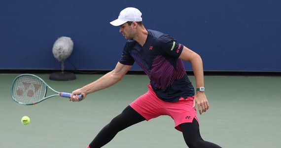 Hubert Hurkacz odpadł w drugiej rundzie wielkoszlemowego turnieju US Open w Nowym Jorku. Rozstawiony z numerem siódmym polski tenisista przegrał z Australijczykiem Jordanem Thompsonem 6:7 (2-7), 1:6, 5:7.