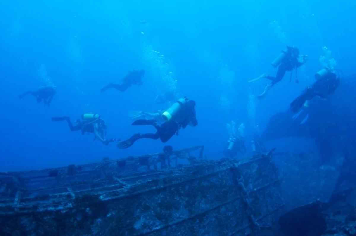 Niektóre butelki szampana zniknęły z wraku XIX-wiecznego żaglowca, który został odnaleziony w lipcu na dnie Bałtyku – poinformował Tomasz Stachura z grupy Baltitech. Według niego statek odwiedziła inna grupa nurków, która zabrała kosztowny trunek. 