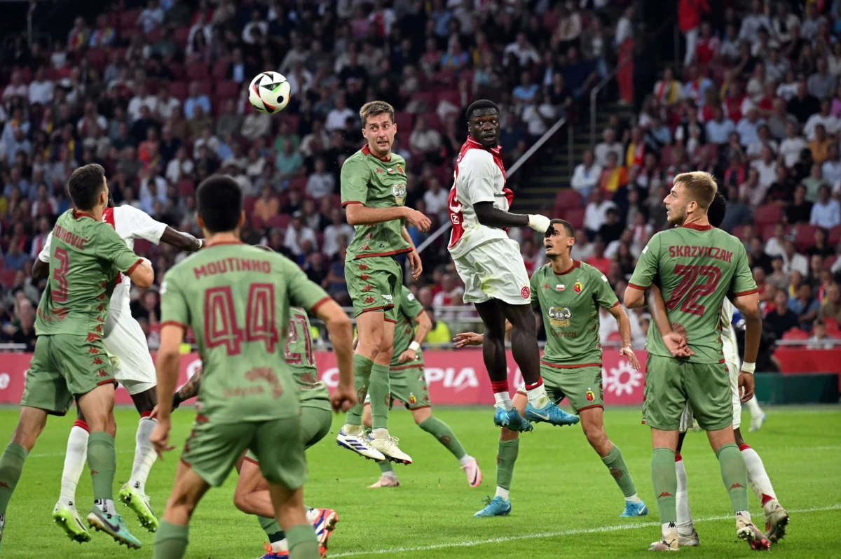 Jagiellonia Białystok przegrała na wyjeździe z Ajaksem Amsterdam 0:3 w rewanżowym meczu 4. rundy eliminacji piłkarskiej Ligi Europy. W pierwszym spotkaniu uległa u siebie 1:4. Po odpadnięciu z Ligi Europy, mistrz Polski zagra w fazie ligowej Ligi Konferencji.