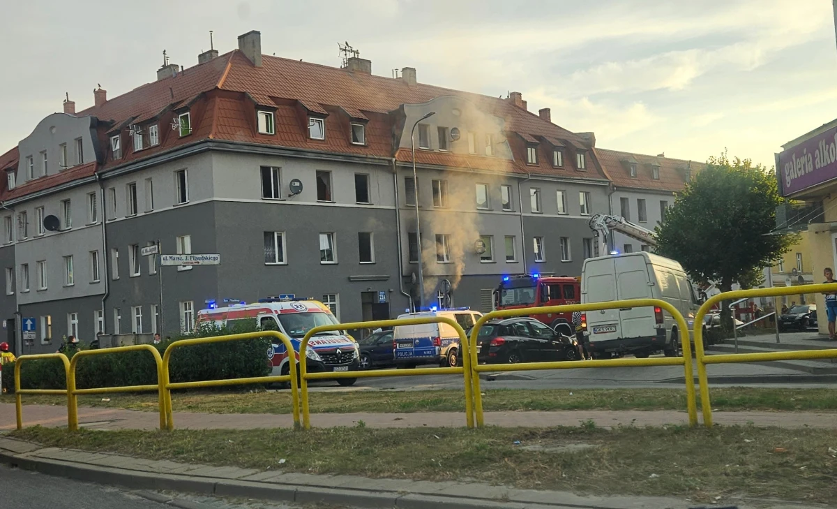 Cztery osoby, w tym dwoje dzieci, ucierpiały w pożarze czteropiętrowej kamienicy przy ul. Piłsudskiego w Starogardzie Gdańskim. W akcji gaśniczej brało udział 7 zastępów straży pożarnej.