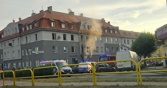 Cztery osoby, w tym dwoje dzieci, ucierpiały w pożarze czteropiętrowej kamienicy przy ul. Piłsudskiego w Starogardzie Gdańskim. W akcji gaśniczej brało udział 7 zastępów straży pożarnej.