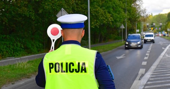 Tysiące wadliwych druków mandatów trafiło do policjantów drogówki w całym kraju - dowiedział się reporter RMF FM. Chodzi o partię bloczków mandatowych, które dostarczyła Izba Administracji Skarbowej w Opolu. Druki - wbrew wymogom - nie mają możliwości "samokopiowania".