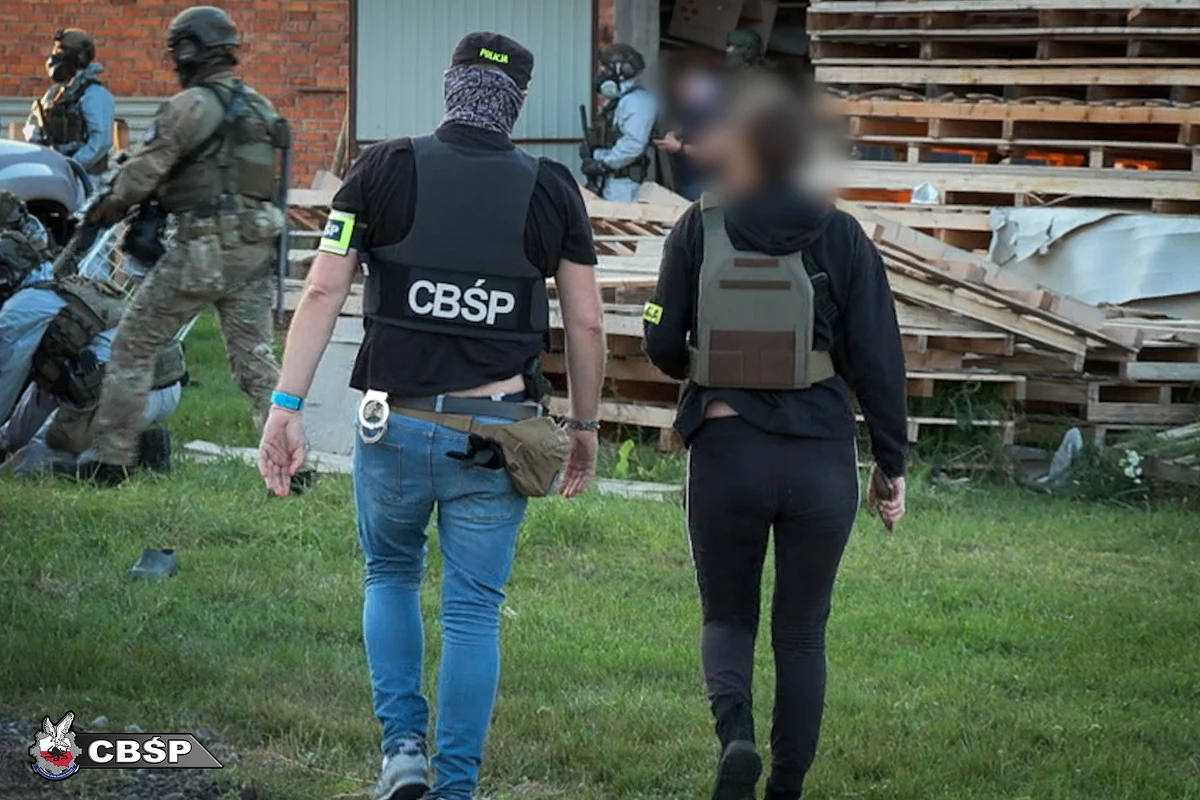 Takiej akcji Centralne Biuro Śledcze Policji jeszcze nie przeprowadzało. Zlikwidowano największe laboratorium narkotyków działające na terenie Unii Europejskiej. Funkcjonariusze CBŚP - we wspólnej akcji ze służbami ukraińskimi - przejęli prawie dwieście kilogramów metadonu. Jak obliczają policjanci, ta ilość syntetycznego opioidu mogłaby doprowadzić do śmierci 4 milionów osób. 