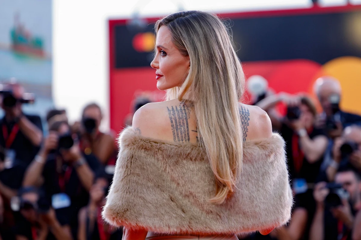 Na 81. Festiwalu Filmowym w Wenecji swoją premierę miał film „Maria” z Angeliną Jolie w roli głównej. Aktorka wciela się w nim w jedną z największych operowych diw wszech czasów – Marię Callas. Gwiazda, przygotowując się do roli, przez prawie siedem miesięcy uczyła się śpiewu.