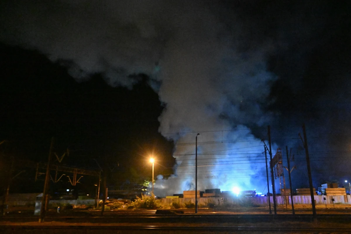 W piątek rano, po ośmiogodzinnej akcji, strażacy zakończyli gaszenie i zabezpieczanie miejsca pożaru w składzie drewna przy ul. Miłej i Pomorskiej w Szczecinie. W działaniach uczestniczyło 7 zastępów PSP i 5 OSP.