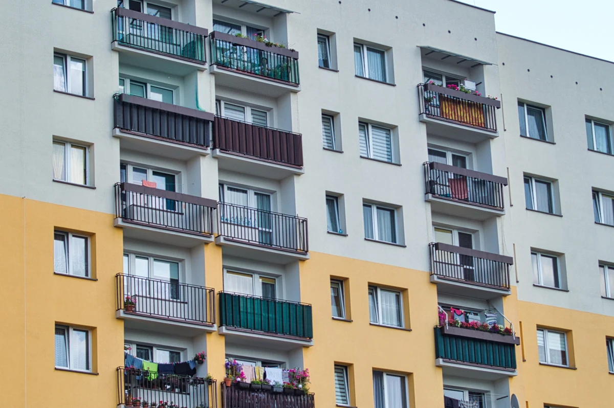 2,5-letni chłopiec wypadł z balkonu na piątym piętrze bloku w Bielsku-Białej. Helikopterem Lotniczego Pogotowia Ratunkowego przetransportowano go do szpitala w Katowicach. 